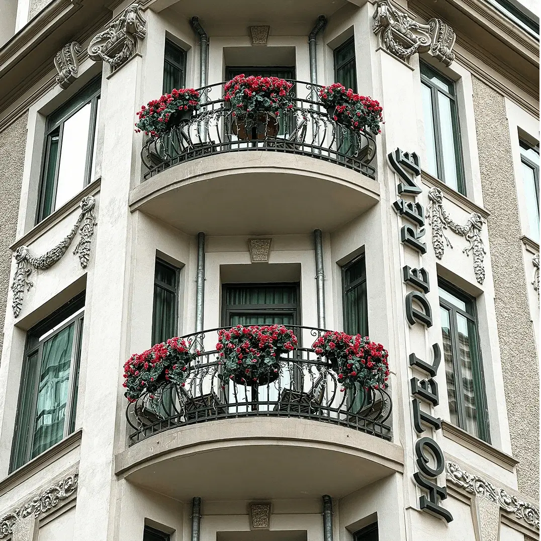 Altbausanierung in Wien - historische Fassade vor der Renovierung