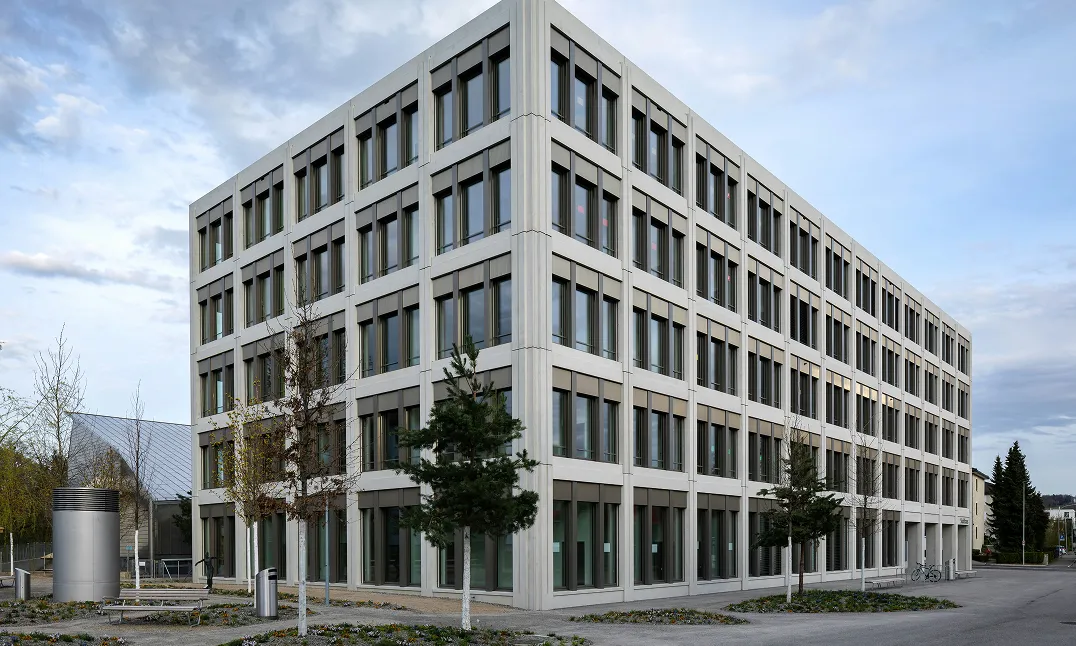 Außenansicht eines Firmengebäudes – Symbolbild für Kontakt und Unternehmensstandort