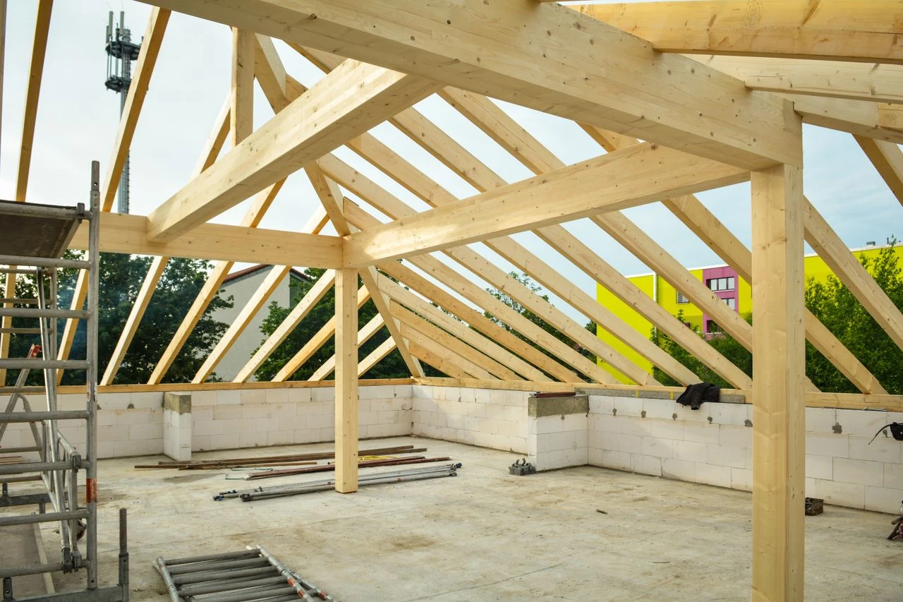 Dachbodenausbau Wien: Vom Rohdachboden zur fertigen Wohnung