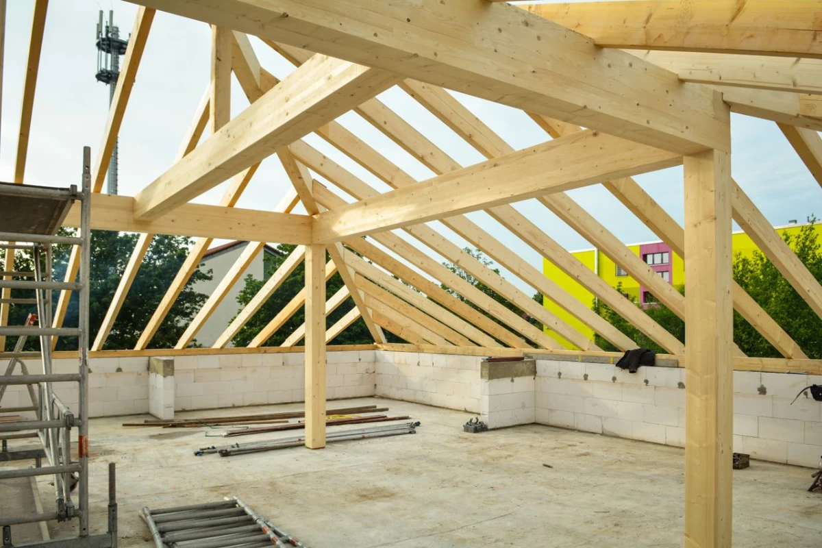 Dachbodenausbau Wien: Vom Rohdachboden zur fertigen Wohnung