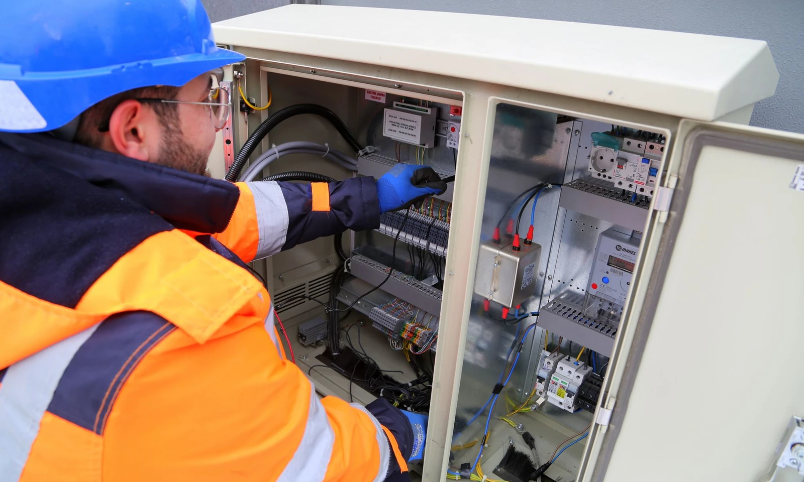 Elektriker erneuert den Sicherungskasten im Wiener Altbau