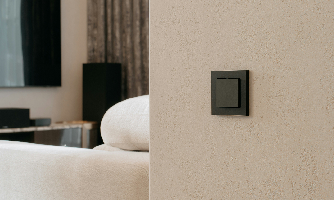 Moderner Lichtschalter an weißer Wand – Teil einer hochwertigen Elektroinstallation