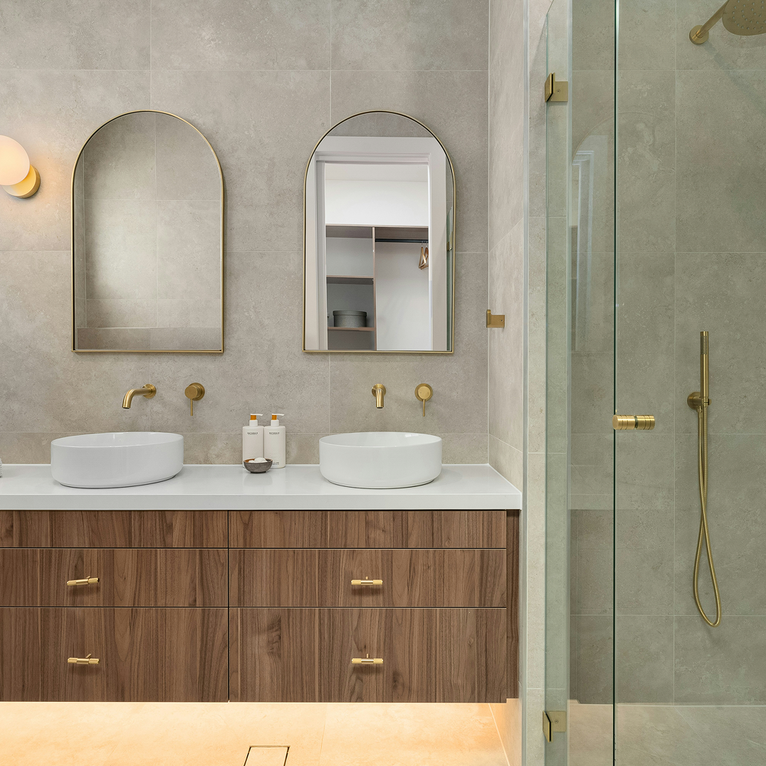 Modernes Badezimmer mit bodengleicher Walk-in-Dusche und rahmenloser Glaswand