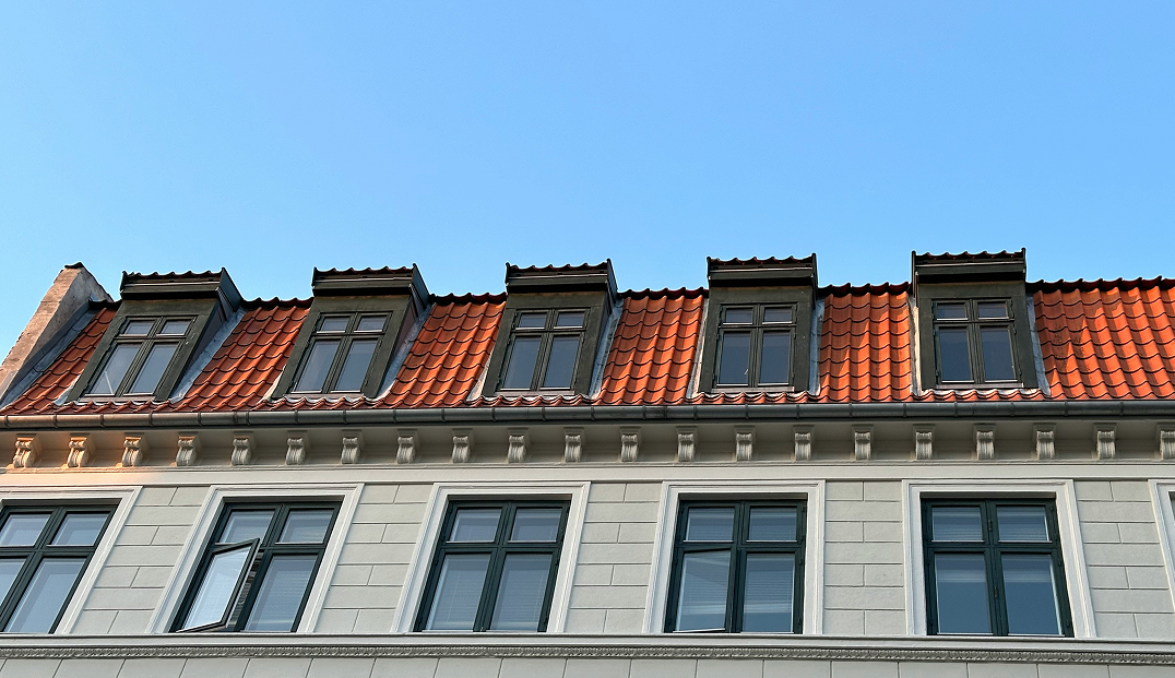 Modernisierter Dachgeschossausbau mit Fenstern im sanierten Altbau