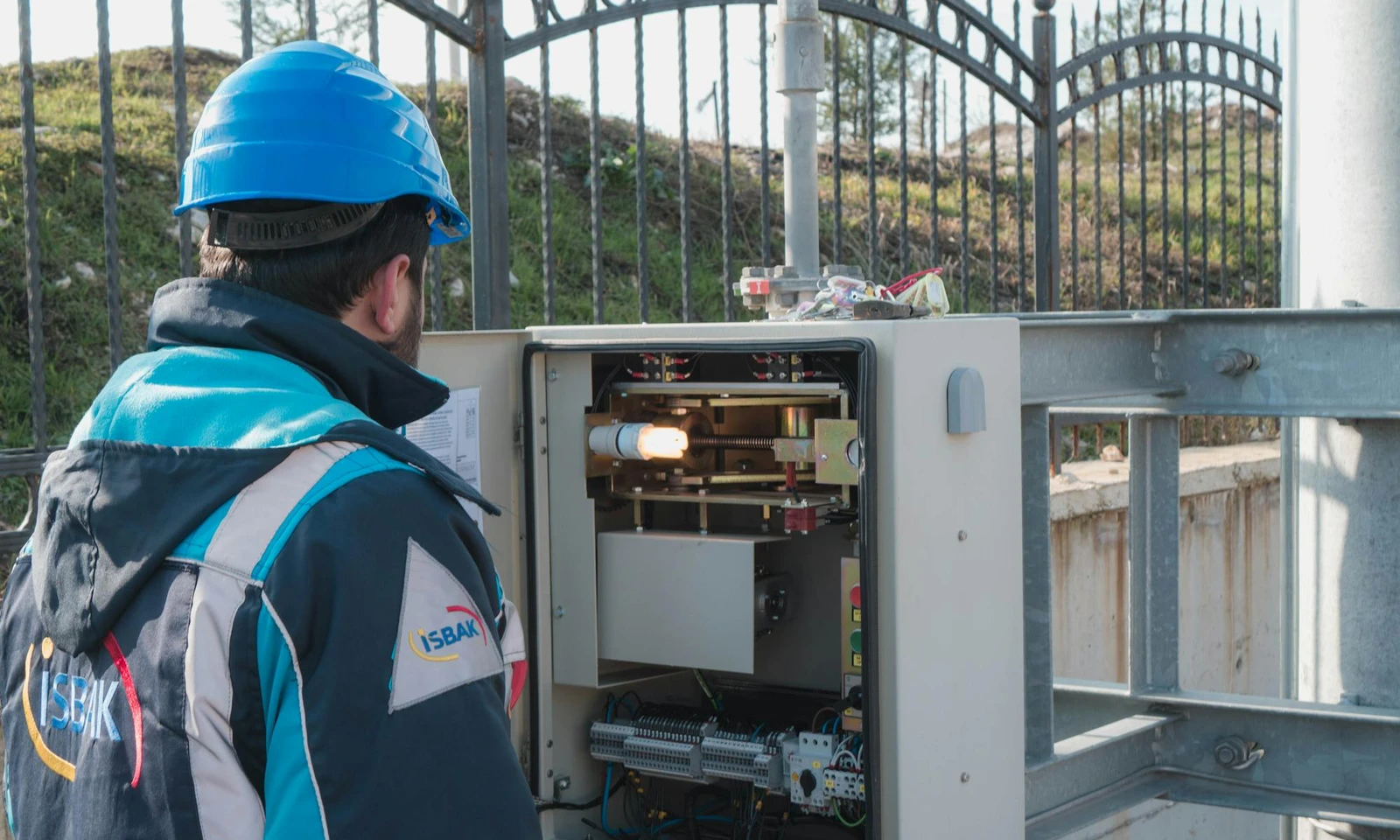 Elektroinstallation in Wien: Elektriker prüft den Sicherungskasten