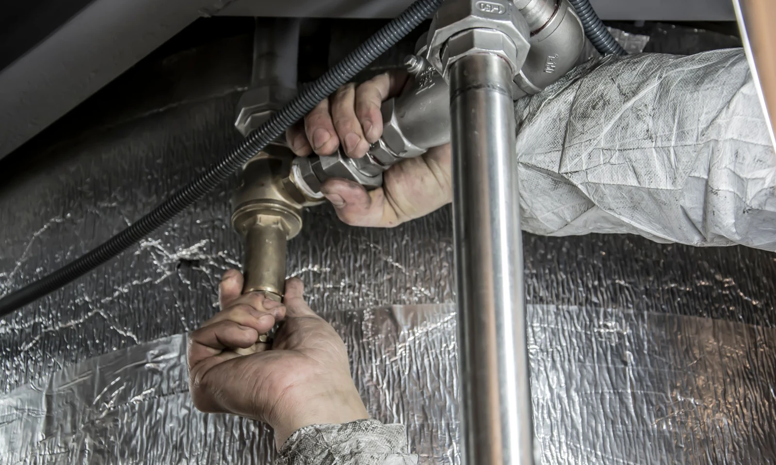 Sanitärinstallation in Wien: Installateur verlegt neue Rohrleitungen
