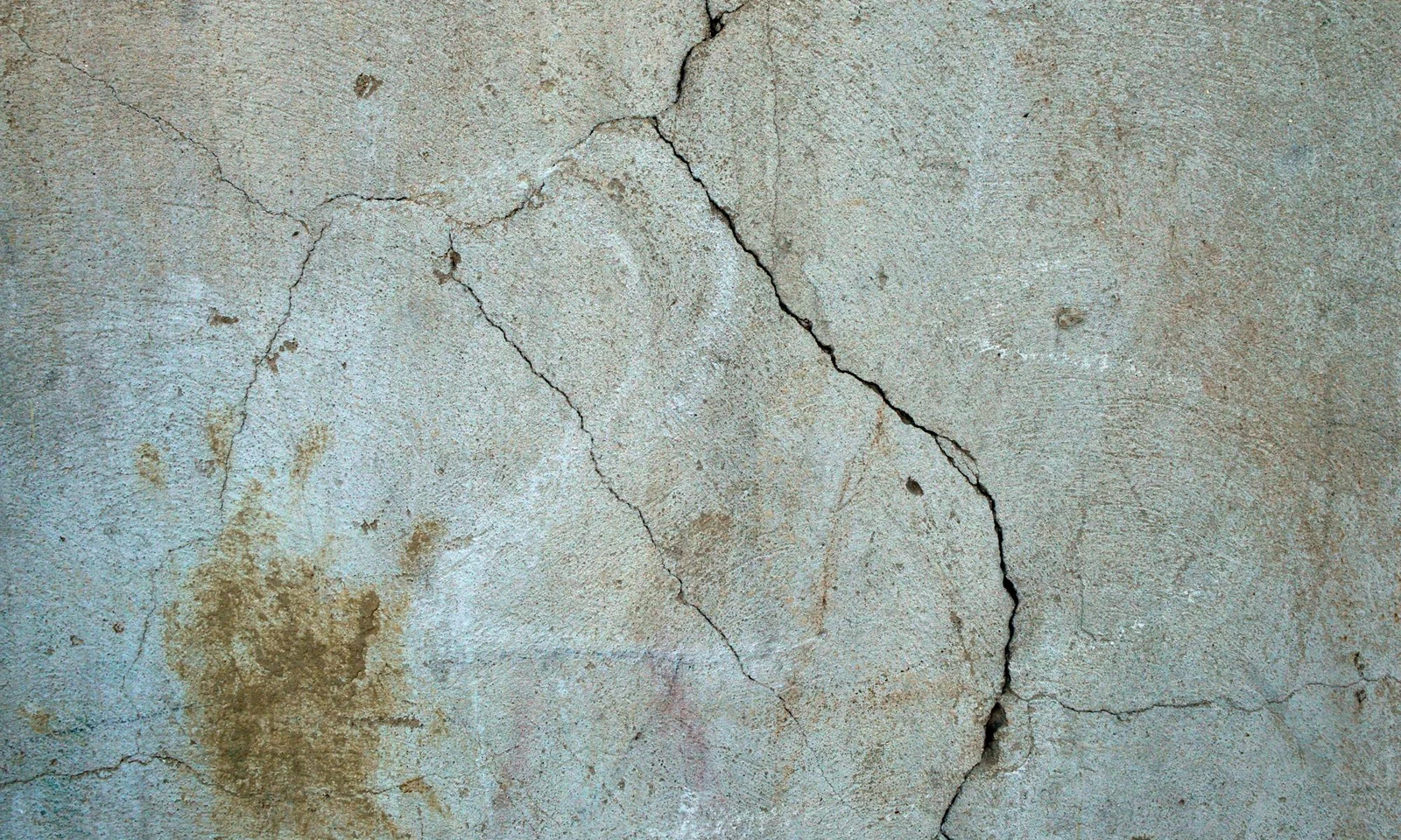 Bauschaden im Wiener Altbau: Riss und Feuchtigkeitsschaden an der Wand