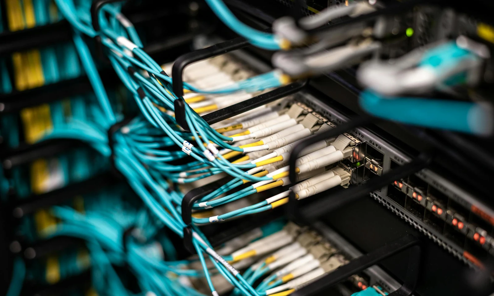 Netzwerktechnik in Wien: strukturierte Verkabelung im Serverschrank